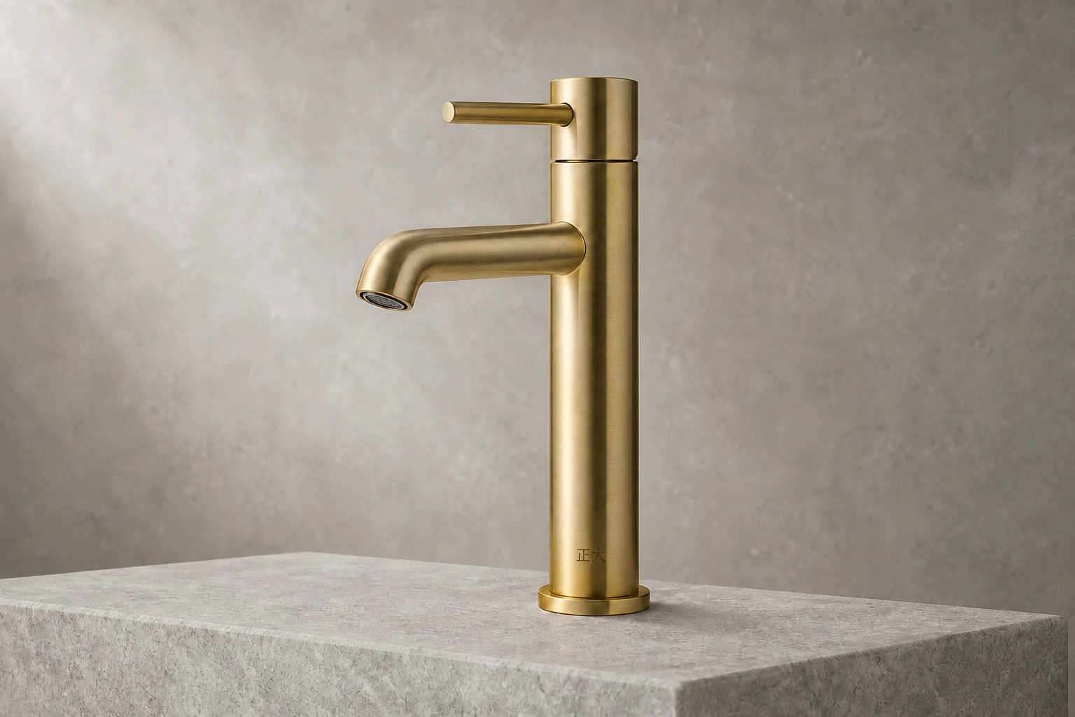 带正大文字蚀刻的臻铜单孔面盆龙头 / Brass Single-hole Basin Mixer by Zhengda.