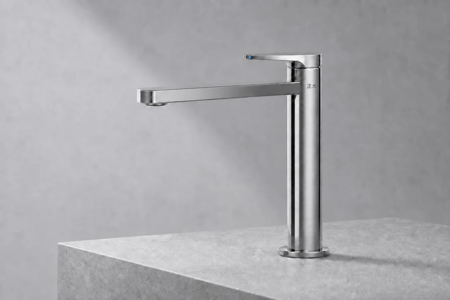 带清晰正大文字蚀刻的澄境单孔面盆龙头产品图 / Single-hole Basin Mixer by Zhengda.