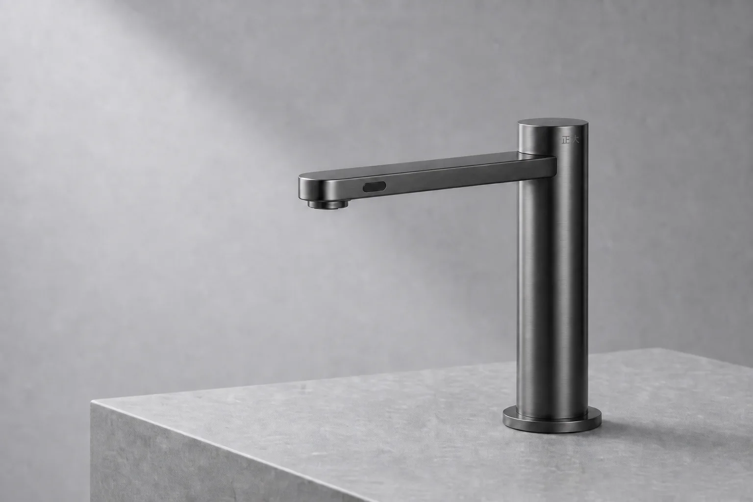 带正大文字蚀刻的公域台面感应龙头产品图 / Deck-mounted Sensor Faucet by Zhengda.